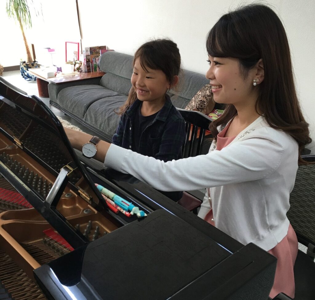福山市蔵王町のピアノ教室で生徒と講師がレッスンをしている様子